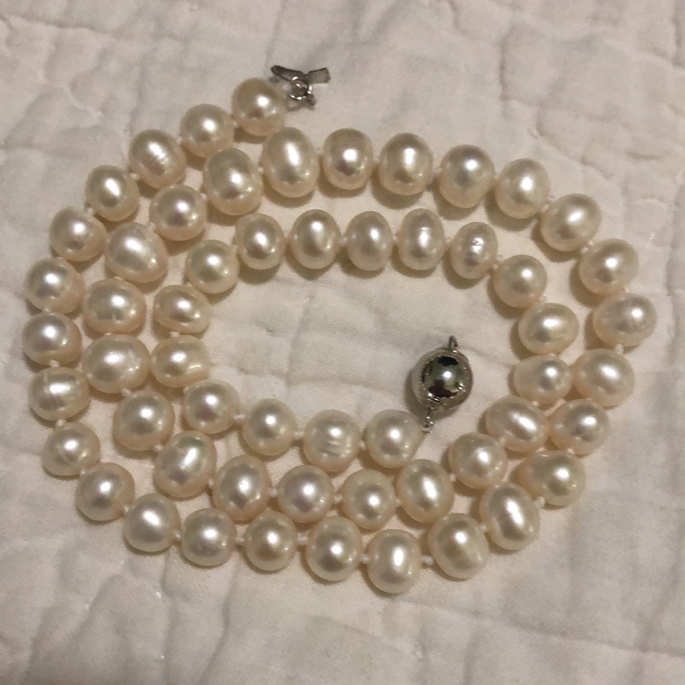 NEW hand-knotted culture pearl 17.5”necklace.